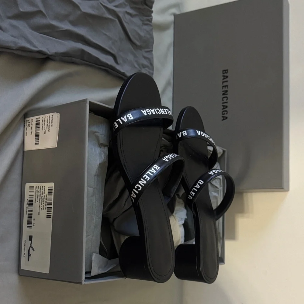 Balenciaga Elegant Gray Sandals - Picture 3 of 5